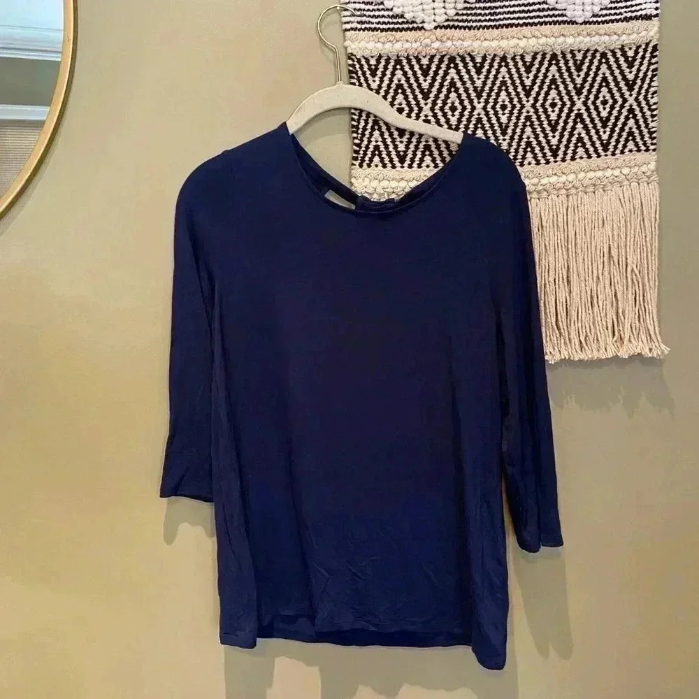 CHICOS NAVY BLUE TOP WITH OPEN DESIGN IN BACK 0